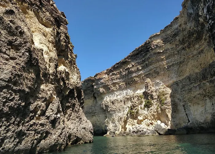 Sunstone Court Apartment *